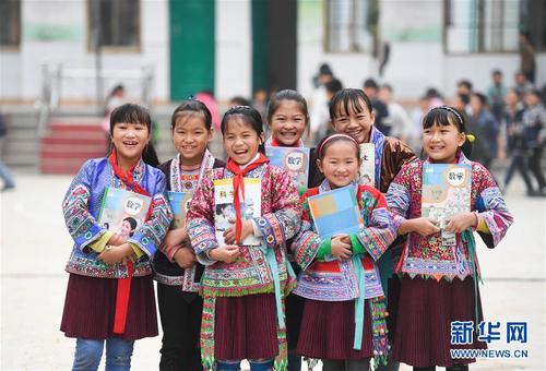 這是廣西融水苗族自治縣白云鄉(xiāng)中心校紅瑤女童班的各族女童（2017年11月29日攝）。 新華社記者 黃孝邦 攝