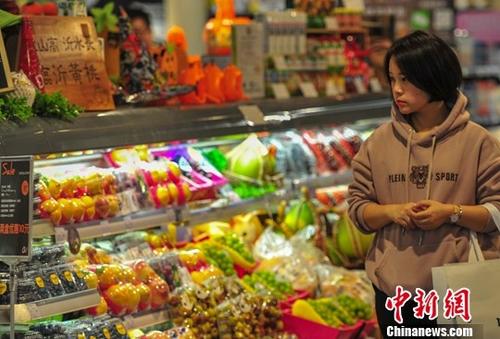 10月16日，一名消費者在超市選購商品。<a target='_blank' href='http://www.chinanews.com/'>中新社</a>記者 于海洋 攝