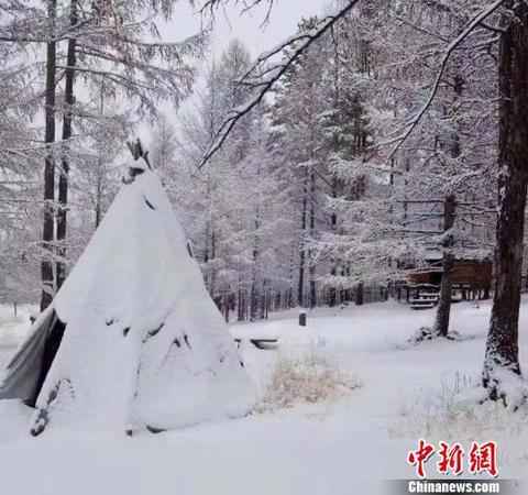 圖為雪中撮羅子?！埇| 攝