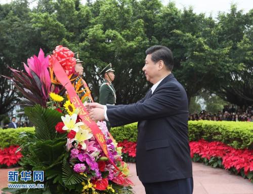 資料圖：2012年12月7日至11日，時(shí)任中共中央總書記、中央軍委主席習(xí)近平在廣東省考察工作。這是習(xí)近平在深圳蓮花山公園向鄧小平銅像敬獻(xiàn)花籃。蘭紅光 攝 圖片來源：新華網(wǎng)