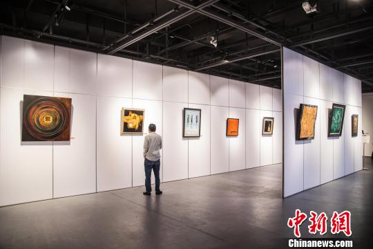 紀(jì)念改革開放四十周年——漆彩盛世漆藝作品邀請(qǐng)展在福建省海絲藝術(shù)館開幕?！±钅宪帯z