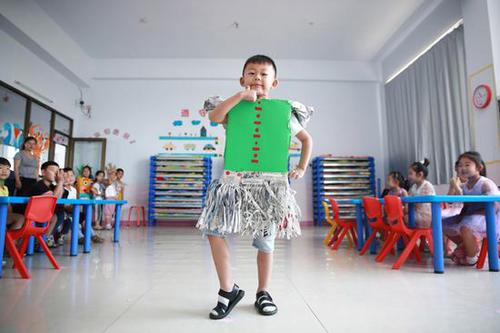 幼兒園小朋友辛辛苦苦做手工 結(jié)果同學(xué)都是網(wǎng)購(gòu)的