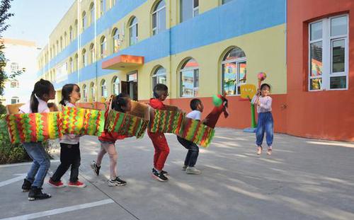 幼兒園小朋友辛辛苦苦做手工 結(jié)果同學(xué)都是網(wǎng)購(gòu)的