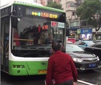 大媽早高峰因錯(cuò)過車攔公交車12分鐘：你們別想走