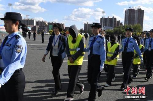 資料圖：警方從廣州用大巴車(chē)將275名電信詐騙犯罪嫌疑人押解回吉林省。張瑤 攝