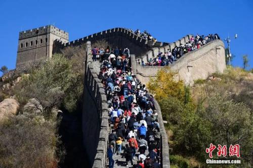 2018年國(guó)慶假期，全國(guó)共接待國(guó)內(nèi)游客7.26億人次，同比增長(zhǎng)9.43???新社發(fā) 湛超越 攝