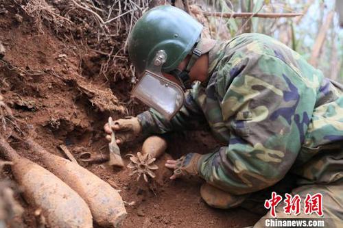 中國人民解放軍南部戰(zhàn)區(qū)陸軍云南掃雷大隊在雷場排除炮彈?！↑S巧 攝