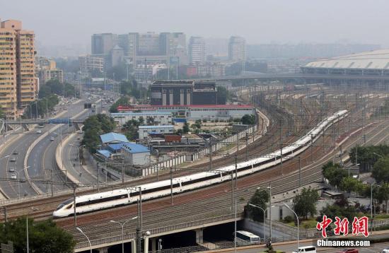 2018年7月1日，中國(guó)自行研制的全球最長(zhǎng)高鐵列車(chē)——16輛長(zhǎng)編組“復(fù)興號(hào)”正式上線運(yùn)營(yíng)。圖為“復(fù)興號(hào)”駛出北京南站。<a target='_blank' href='http://www.chinanews.com/'>中新社</a>記者 卞正鋒 攝