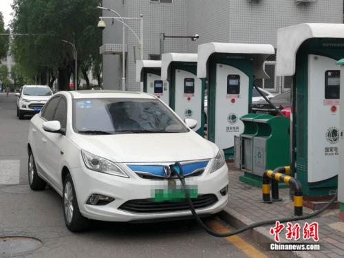 資料圖：一輛新能源汽車正在充電 <a target='_blank' href='http://www.chinanews.com/' >中新網(wǎng)</a>記者 張尼 攝