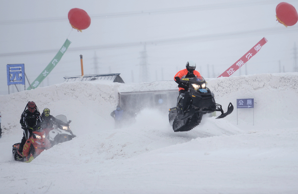 4、雪地摩托車越野挑戰(zhàn)賽選手們激烈的角逐