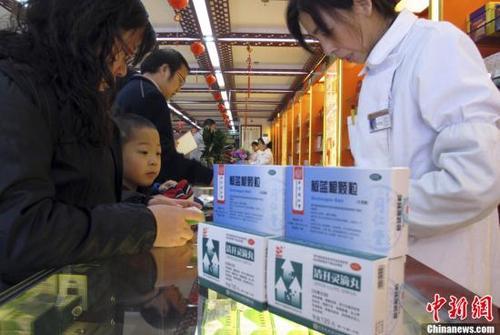 資料圖：北京一家老字號藥店內(nèi)，前來購買藥品的市民絡(luò)繹不絕。<a target='_blank' href='http://www.chinanews.com/'>中新社</a>發(fā) 李慧思 攝