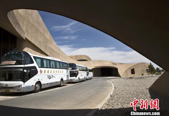 圖為莫高窟數(shù)字展示中心前往洞窟的擺渡車等候區(qū)。(資料圖) 孫志軍 攝