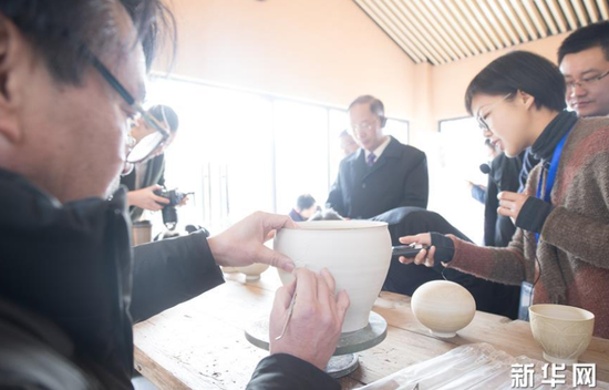 1月22日，游客在上虞區(qū)鳳凰山考古遺址公園了解越窯青瓷制作。