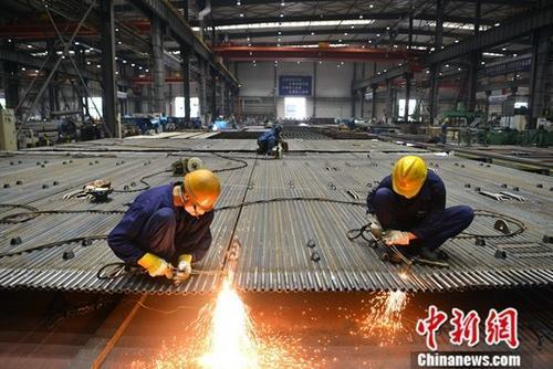 資料圖：工廠里忙碌的工人。<a target='_blank' href='http://www.chinanews.com/'>中新社</a>記者 張浪 攝