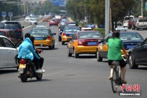 資料圖：居民打車出行需求旺盛。<a target='_blank' href='http://www.chinanews.com/' >中新網(wǎng)</a>記者 金碩 攝