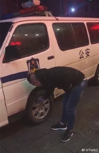 兩名男子酒后滋事 一人給警車(chē)放氣另一人在旁大笑