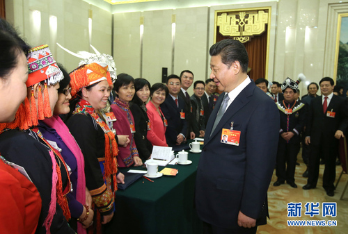 3月8日，中共中央總書記、國家主席、中央軍委主席習(xí)近平參加十二屆全國人大三次會議廣西代表團(tuán)的審議。這是習(xí)近平來到女代表中間，同她們親切交談，代表黨中央、國務(wù)院，向廣大婦女代表、婦女委員及全國各界婦女同胞，致以誠摯的節(jié)日問候。新華社記者蘭紅光攝