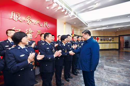 2019年2月1日，中共中央總書記、國(guó)家主席、中央軍委主席習(xí)近平在北京看望慰問(wèn)基層干部群眾，考察北京冬奧會(huì)、冬殘奧會(huì)籌辦工作。這是1日上午，習(xí)近平在北京市公安局，同公安英模和干警代表一一握手，向全國(guó)廣大公安干警致以新春祝福。 新華社記者 謝環(huán)馳 攝