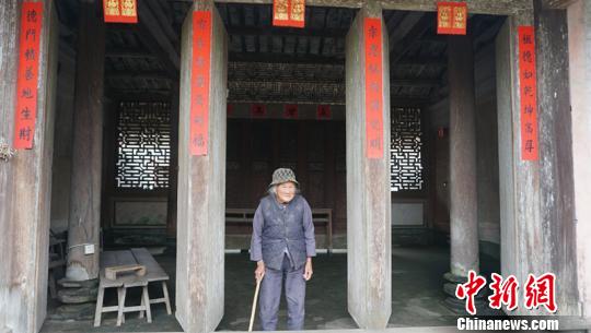 侯家大院90歲的吳桂蘭奶奶?！》钊?攝