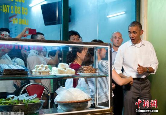 資料圖：2016年，美國前總統(tǒng)奧巴馬在首都河內(nèi)一家平民食店，與廚師出身的美國電視主持一同品嘗地道美食，引來大批民眾圍觀。美國白宮在社交網(wǎng)站發(fā)布一張相片：奧巴馬與美國著名廚師布爾丹在河內(nèi)一家平民食店品嘗了地道越式米粉及河內(nèi)啤酒。