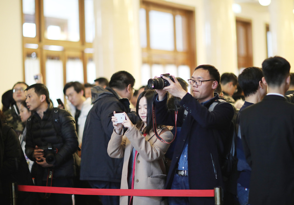 2月27日，全國政協(xié)十三屆二次會議記者證在全國政協(xié)機關發(fā)放。圖為 內(nèi)地記者在排隊領取證件。 本報記者 賈寧 攝3