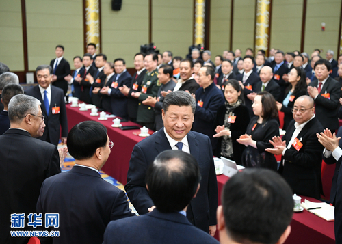 3月4日下午，中共中央總書記、國家主席、中央軍委主席習(xí)近平看望參加全國政協(xié)十三屆二次會議的文化藝術(shù)界、社會科學(xué)界委員，并參加聯(lián)組會，聽取意見和建議。中共中央政治局常委、全國政協(xié)主席汪洋參加看望和討論。新華社記者 謝環(huán)馳 攝2