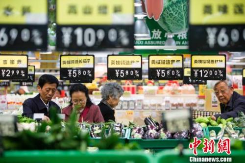 資料圖：超市蔬菜區(qū)。 張云 攝