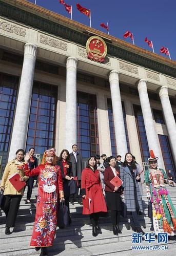 　　3月15日，第十三屆全國(guó)人民代表大會(huì)第二次會(huì)議在北京人民大會(huì)堂舉行閉幕會(huì)。這是閉幕會(huì)后，代表走出人民大會(huì)堂。 新華社記者 陳曄華 攝