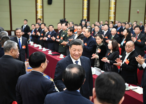 3月4日下午，中共中央總書記、國家主席、中央軍委主席習(xí)近平看望參加全國政協(xié)十三屆二次會(huì)議的文化藝術(shù)界、社會(huì)科學(xué)界委員，并參加聯(lián)組會(huì)，聽取意見和建議。