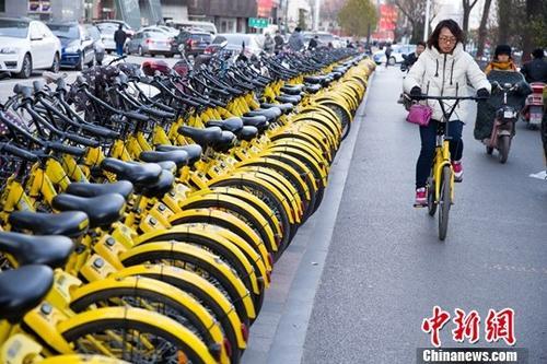 山西太原，民眾正在使用共享單車。<a target='_blank' href='http://www.chinanews.com/'>中新社</a>記者 張?jiān)?攝