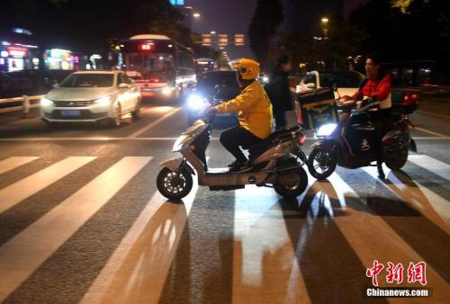 　資料圖：外賣員安興在送餐的路上。<a target='_blank' href='http://www.chinanews.com/'>中新社</a>記者 呂明 攝