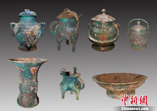 出土器物主要有青銅器、陶器、玉器、骨器等，其中在觚、爵、鐃、卣、斝、盉上發(fā)現(xiàn)有族徽銘文。山西省考古研究所 提供