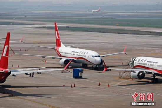 資料圖：3月17日，上海航空公司的9架波音737MAX機(jī)型飛機(jī)停在虹橋國(guó)際機(jī)場(chǎng)停機(jī)坪上，工作人員正在對(duì)飛機(jī)進(jìn)行檢查。據(jù)路透社報(bào)道，波音公司計(jì)劃將在未來(lái)一周到10天內(nèi)發(fā)布波音737MAX機(jī)型相關(guān)升級(jí)軟件。目前，波音737MAX機(jī)型已經(jīng)在全球停飛。<a target='_blank' href='http://www.chinanews.com/'>中新社</a>記者 殷立勤 攝