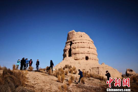 圖為意中貿(mào)促會(huì)考察團(tuán)參觀瓜州鎖陽(yáng)城遺址?！《∷?攝