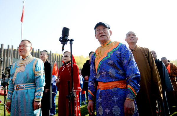 9、首都統(tǒng)一戰(zhàn)線各民主黨派少數民族.成員在活動現(xiàn)場jpg