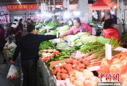 資料圖：重慶一農(nóng)貿(mào)市場(chǎng)內(nèi)菜商正在忙碌賣(mài)菜。<a target='_blank' href='http://www.chinanews.com/'>中新社</a>記者 陳超 攝