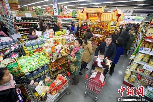 資料圖：民眾在超市購買生活用品。<a target='_blank' href='http://www.chinanews.com/'>中新社</a>記者 張云 攝