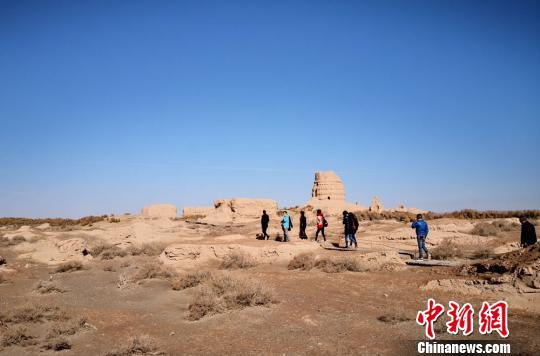 鎖陽(yáng)城遺址是一處集古遺址、古佛寺遺址、古渠系和古墾區(qū)、墓葬群等多種遺跡為一體的文化遺產(chǎn)，保存了中國(guó)古代最為完整的軍事防御體系和農(nóng)業(yè)灌溉水利體系。圖為2019年4月上旬游客參觀?！《∷?攝