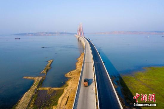 資料圖：正在修建的跨湖高速公路。<a target='_blank' href='http://www.chinanews.com/'>中新社</a>發(fā) 傅建斌 攝