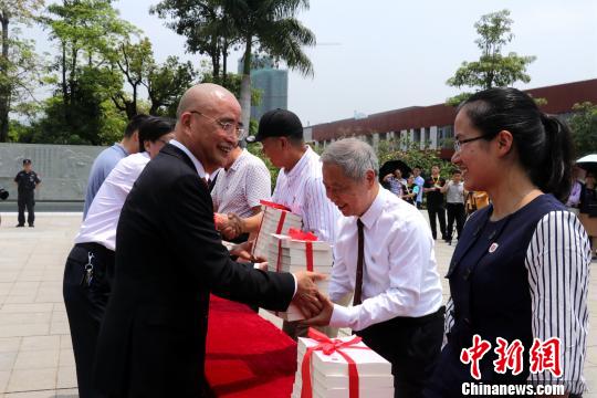 李德文董事長(zhǎng)給學(xué)校老師贈(zèng)送《論語(yǔ)新解》。　魏玥 攝