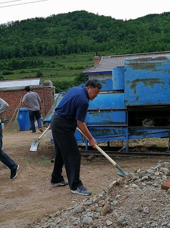 安圖縣明月鎮(zhèn)龍泉村第一書記王平堂與村民一起勞動(dòng)