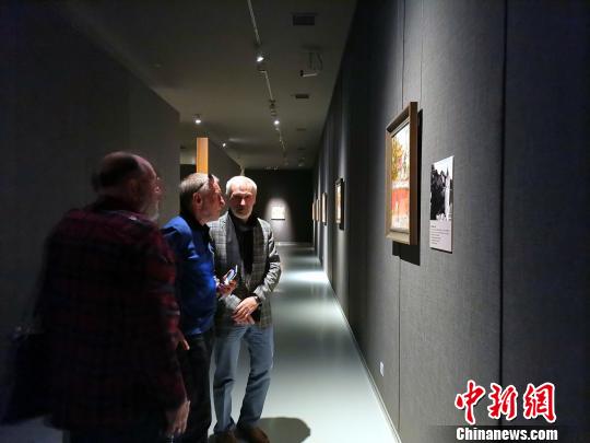 圖為，觀眾在觀賞“印象山東——俄羅斯油畫家寫生作品展”?！O宏瑗 攝