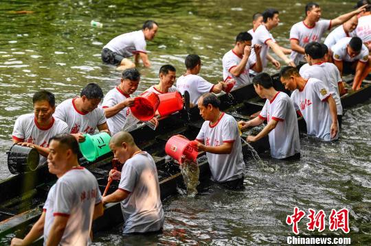 村民們將積壓龍船艙內(nèi)的泥沙掏出。　陳驥旻 攝