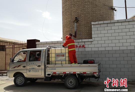 圖為酒泉市肅州區(qū)西溝村利用水塔改建“土”消火栓，有效解決農(nóng)村發(fā)生火災(zāi)時(shí)消防車取水困難實(shí)際問題?！⒂裉?攝