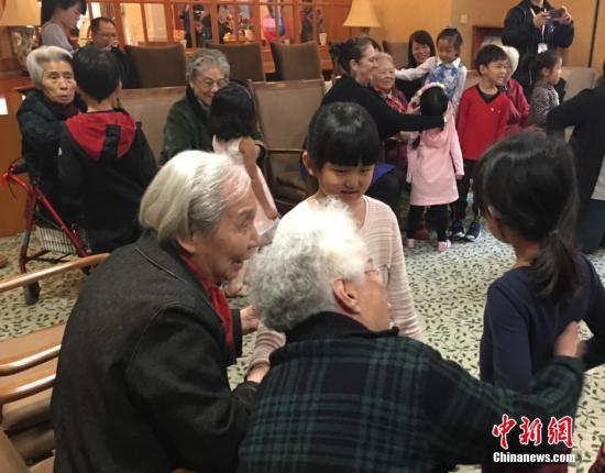 資料圖：在北京雙井恭和苑養(yǎng)老院，老人們與幼兒園小朋友一起做游戲。<a target='_blank' href='http://www.chinanews.com/'>中新社</a>記者 杜燕 攝