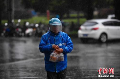 外賣小哥冒雨送餐。<a target='_blank' href='http://www.chinanews.com/'>中新社</a>記者 劉冉陽 攝