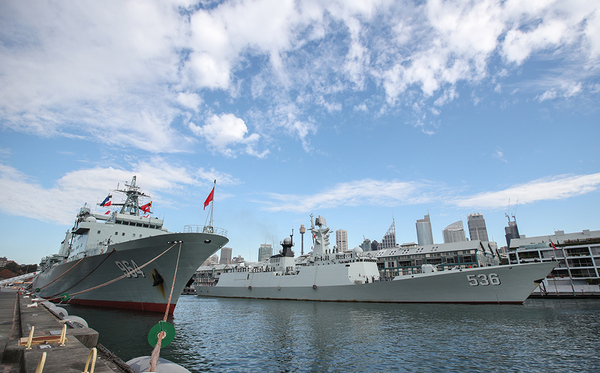 6月3日，中國海軍第31批護(hù)航編隊(duì)的駱馬湖艦（左）和許昌艦停泊在澳大利亞悉尼花園島軍港。