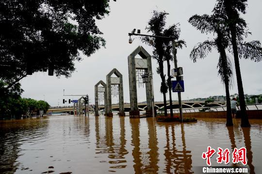 圖為上漲的漓江水漫過(guò)桂林解放橋?yàn)I江路?！√茐?mèng)憲 攝