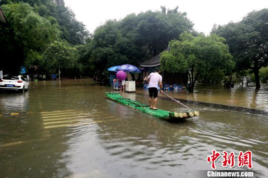 圖為桂林穿山公園部分被淹，附近民眾用竹箋出行。　唐夢(mèng)憲 攝