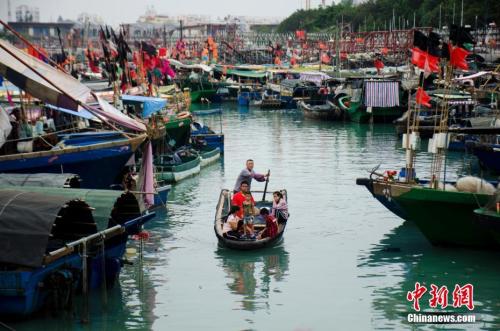 資料圖：廣西北海電建漁港，漁民乘小艇上岸。<a target='_blank' href='http://www.chinanews.com/'>中新社</a>記者 翟李強(qiáng) 攝